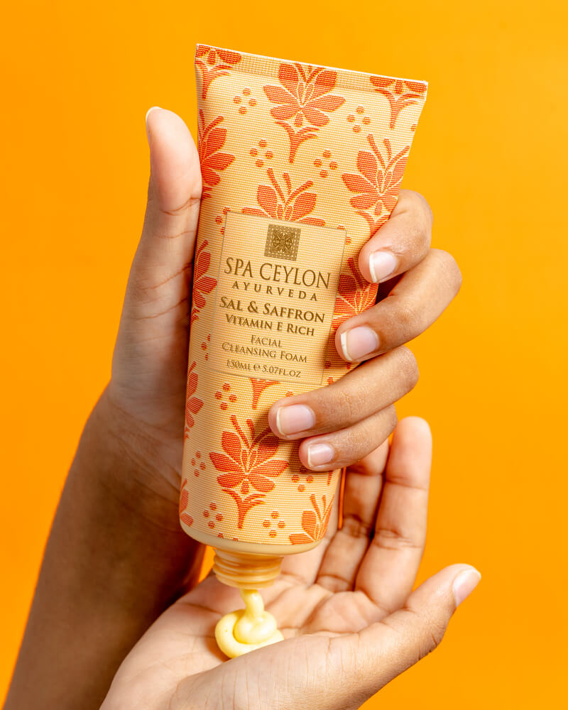 SAL & SAFFRON – veido prausimosi putos su vitaminu E, 150 ml