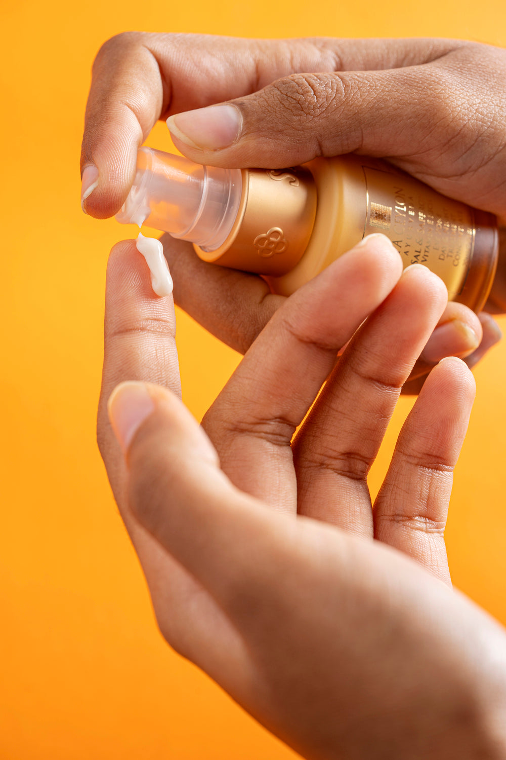 SAL & SAFFRON – drėkinamasis paakių serumas su vitaminu E, 20 ml